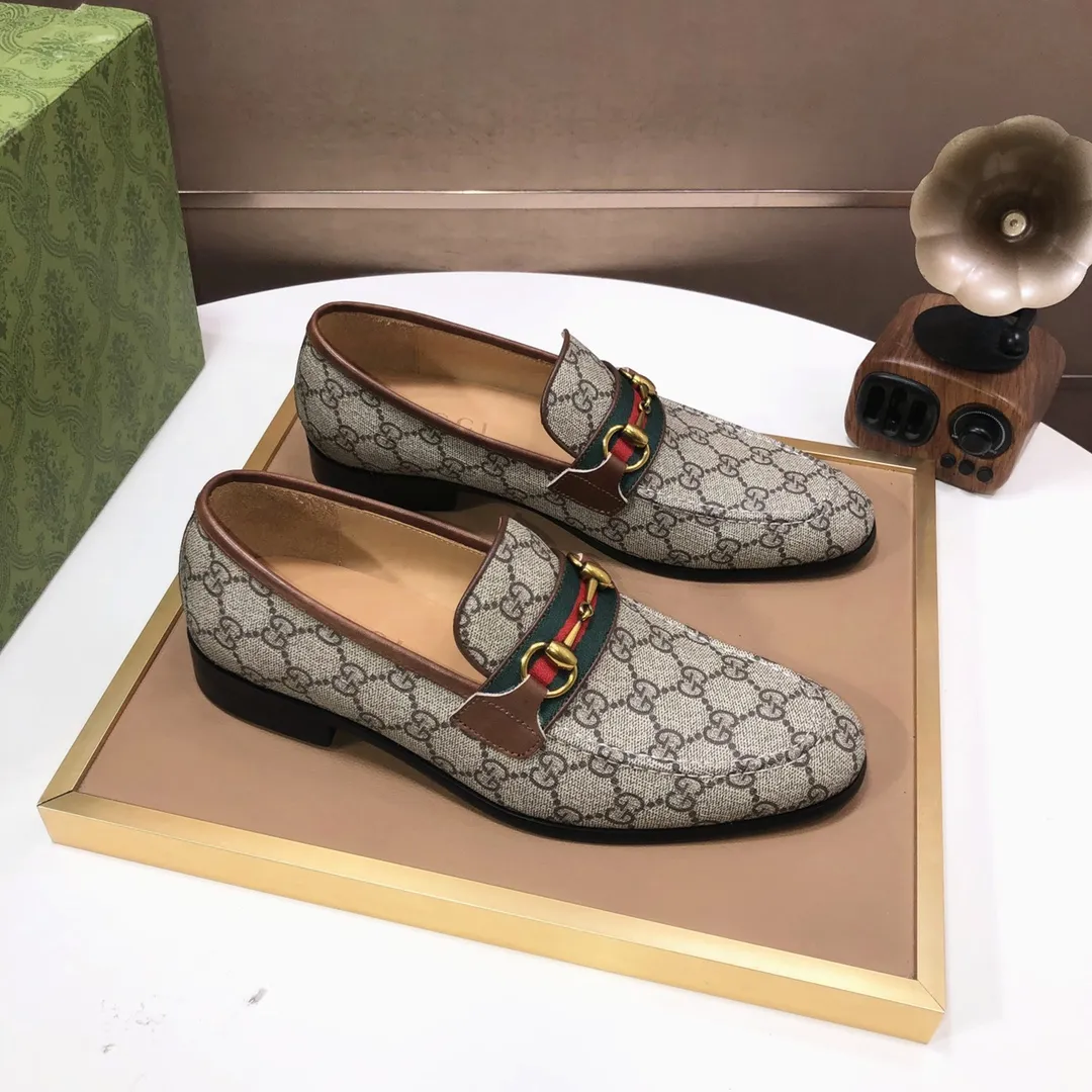 Men's shoes💰500💰Italy's top luxury men's shoe giant (GUCCI) (Gucci) (full cowhide lining) new arrival🍃Original European style🔰 Pleasant to the eye😍In order to make the shoes more durable and non-deformable🌀The production continues to follow traditional methods but there is still no lack of innovation💪Choose original sheepskin for the leather♻️ Smooth and natural And extra bright ⭐Made of imported cowhide, the first choice of rich people 38-45 (45 customized)
